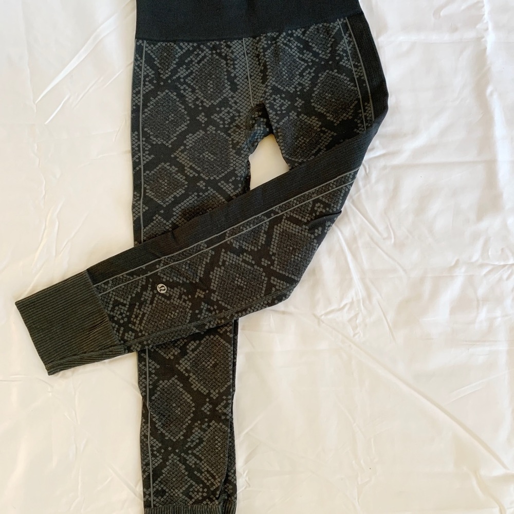 Lululemon snakeprint grey seamless 7/8 leggings